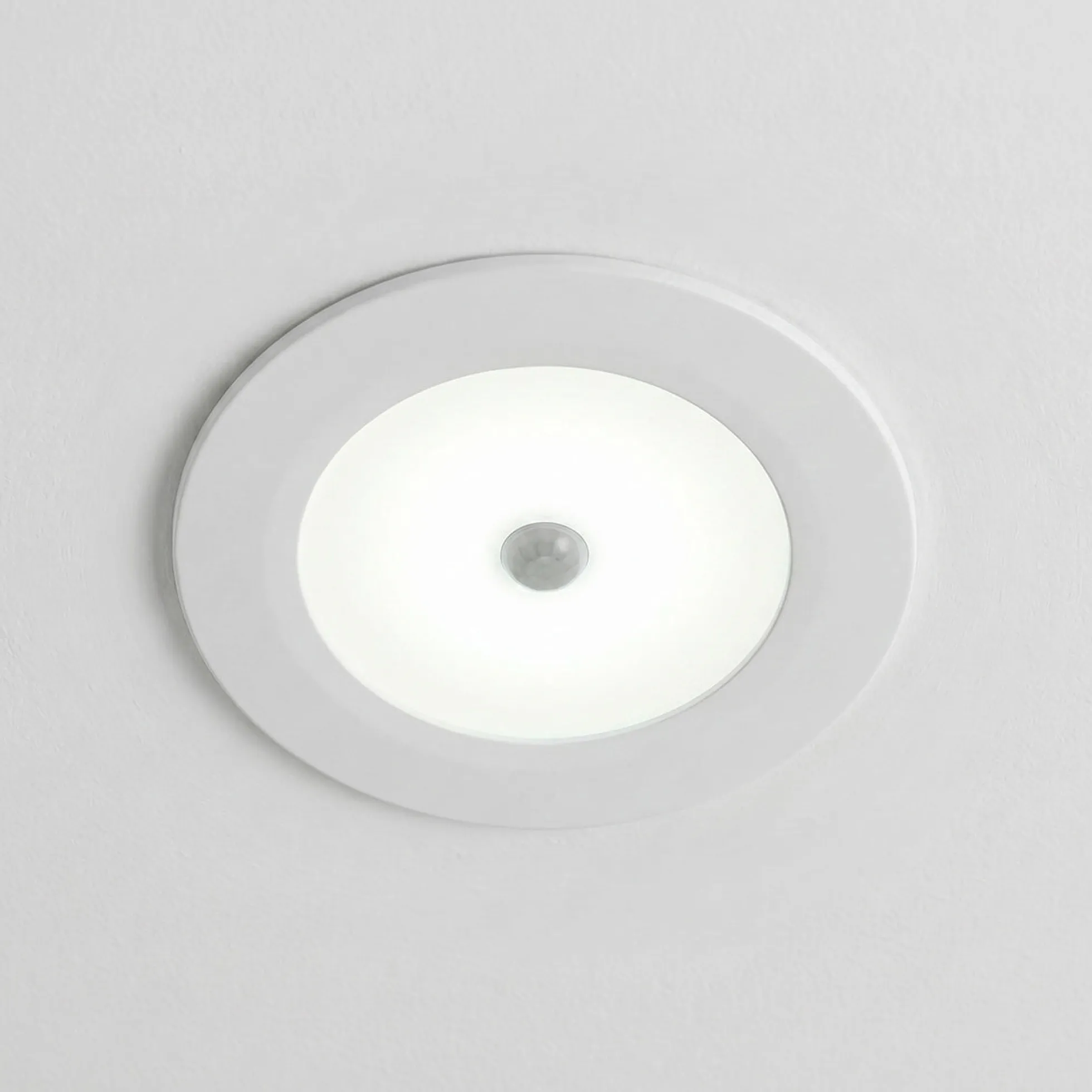 Downlight LED con sensor PIR "CLIO" - 8W - CCT - 700lm - Corte Ø85mm - IP54