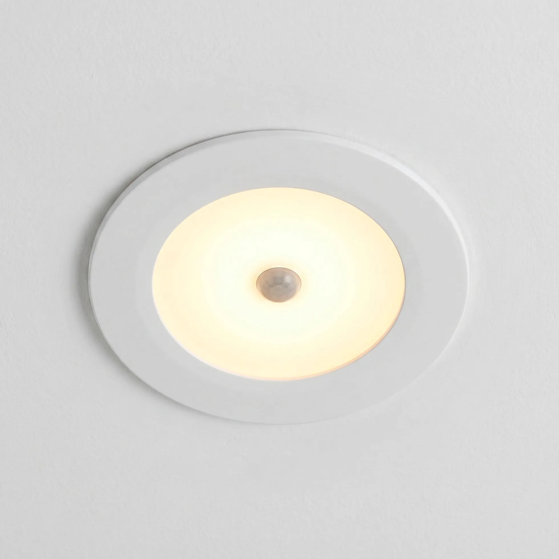 Downlight LED con sensor PIR "CLIO" - 8W - CCT - 700lm - Corte Ø85mm - IP54