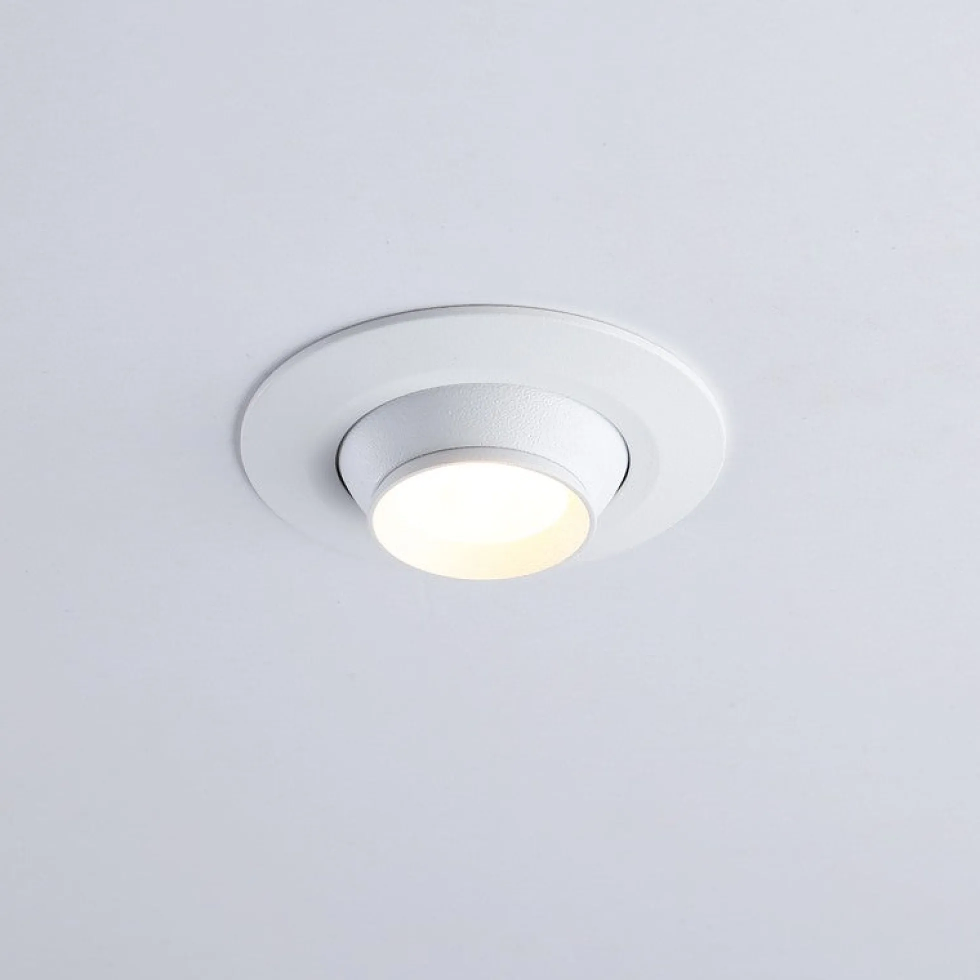 Foco empotrable LED con zoom - Orientable - Chip Cree - 2700K - 3W