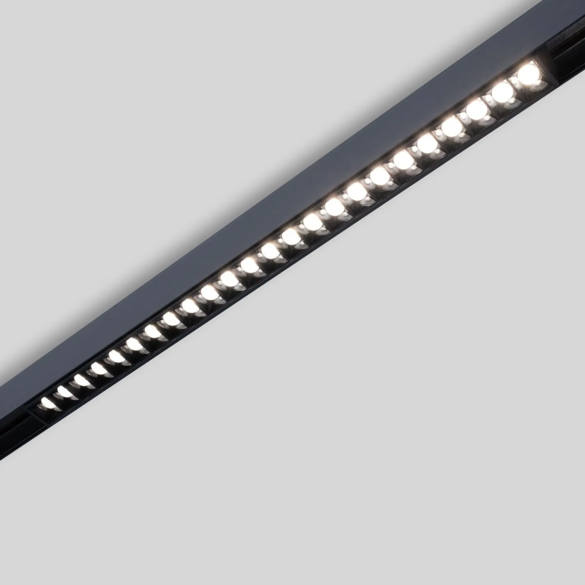 Foco lineal para carril magnético 48V CCT - 20W - Regulación DALI-2 - UGR18
