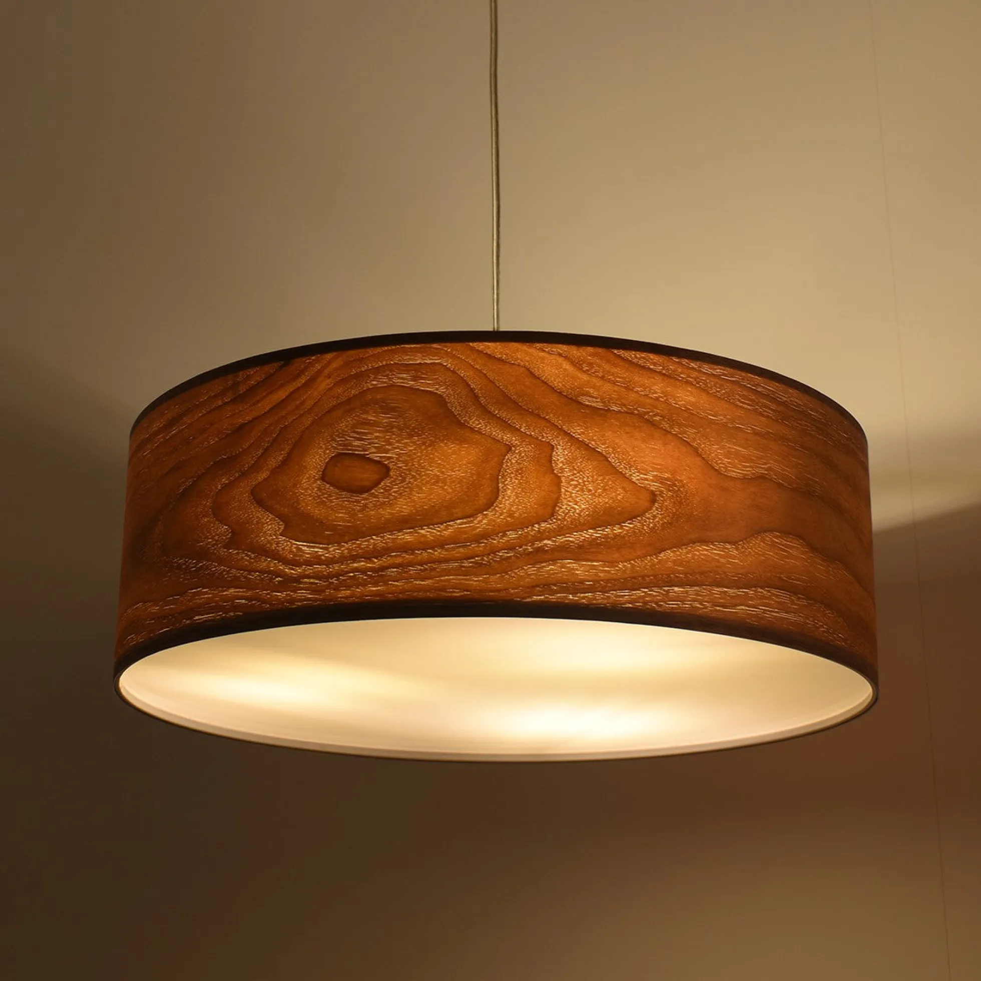 Lampara colgante con pantalla efecto madera "MATAGALLS" - 3xE27