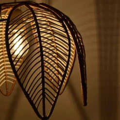 Lámpara colgante de ratán en forma de flor 