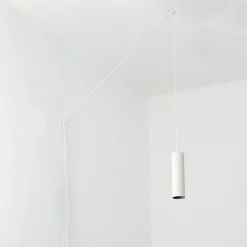 Lámpara colgante minimalista con cable y enchufe 