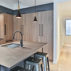 Lámpara colgante nórdica en metal y madera 