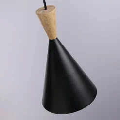 Lámpara colgante triple de metal y madera 