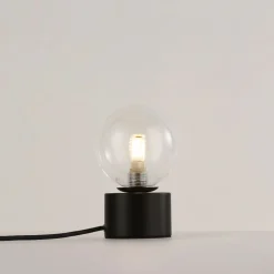 Lámpara de mesa con esfera de cristal