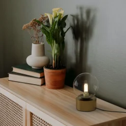 Lámpara de mesa con esfera de cristal