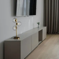 Lámpara de mesa con esferas de cristal