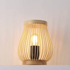 Lámpara de mesa de madera