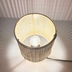 Lámpara de mesa de mimbre