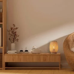 Lámpara de mesa de mimbre y madera