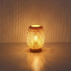 Lámpara de mesa de mimbre y madera