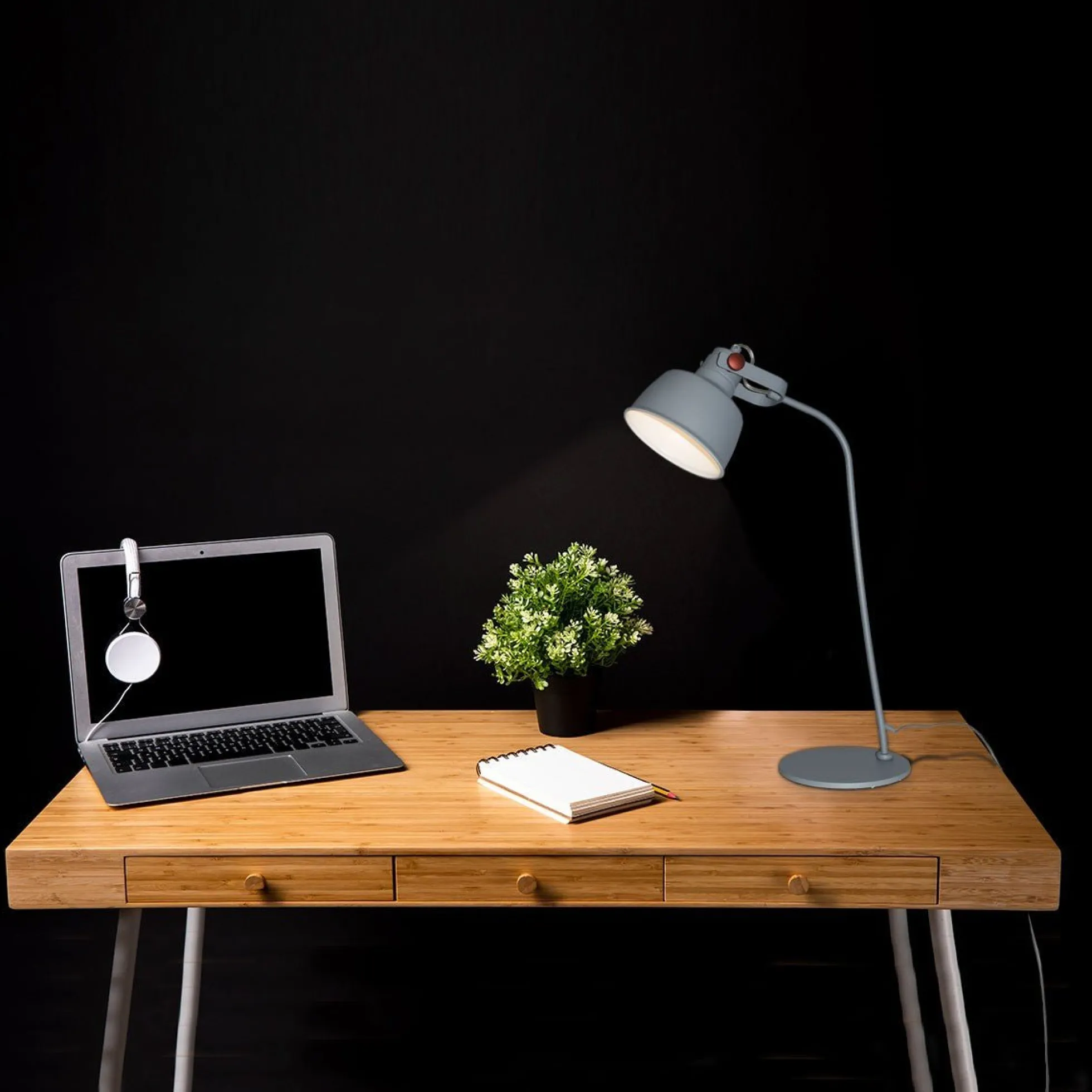 Lámpara de mesa nórdica "KUKKA"
