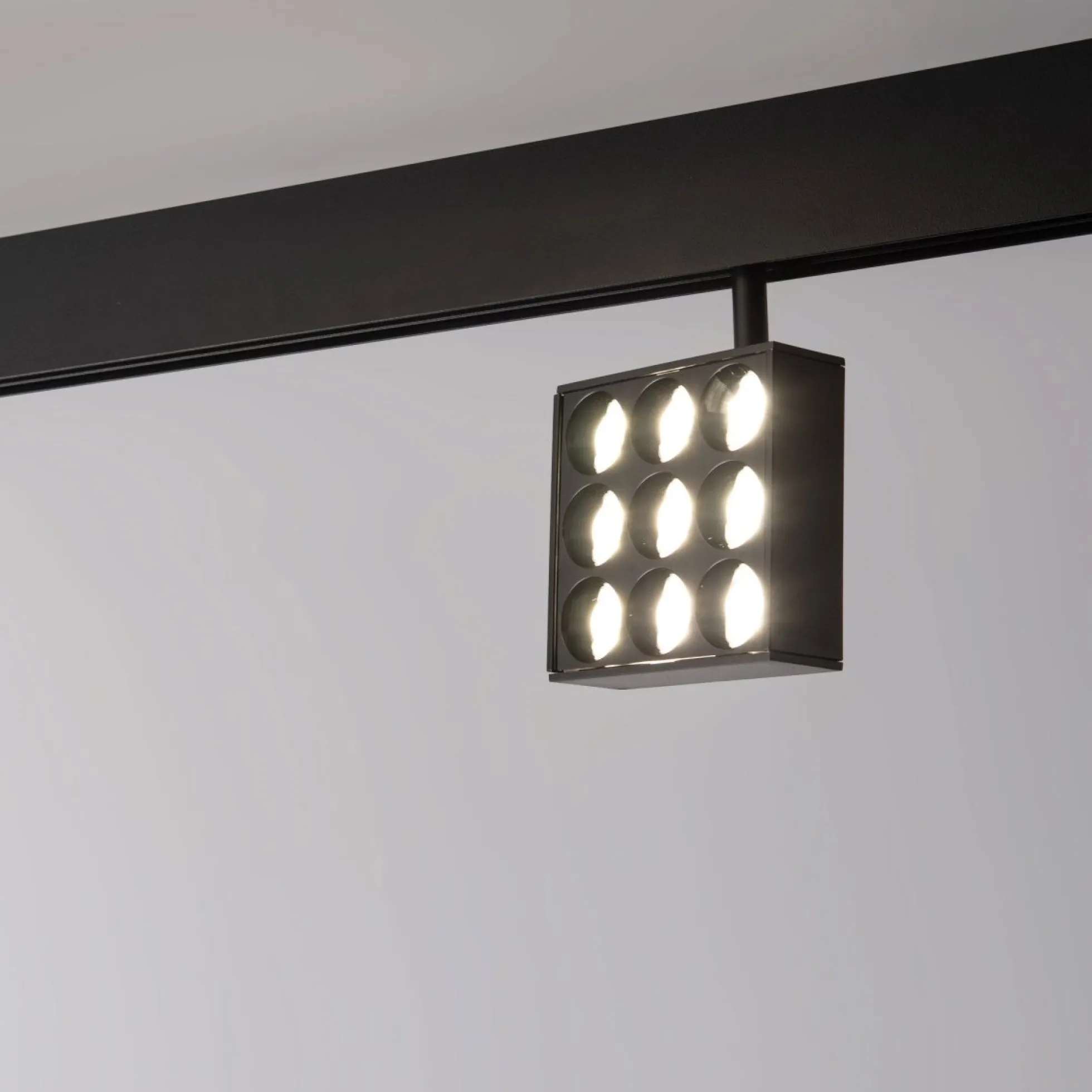 Luminaria cuadrada LED para carril magnético 48V - 9W - CRI90 - UGR18 - OSRAM