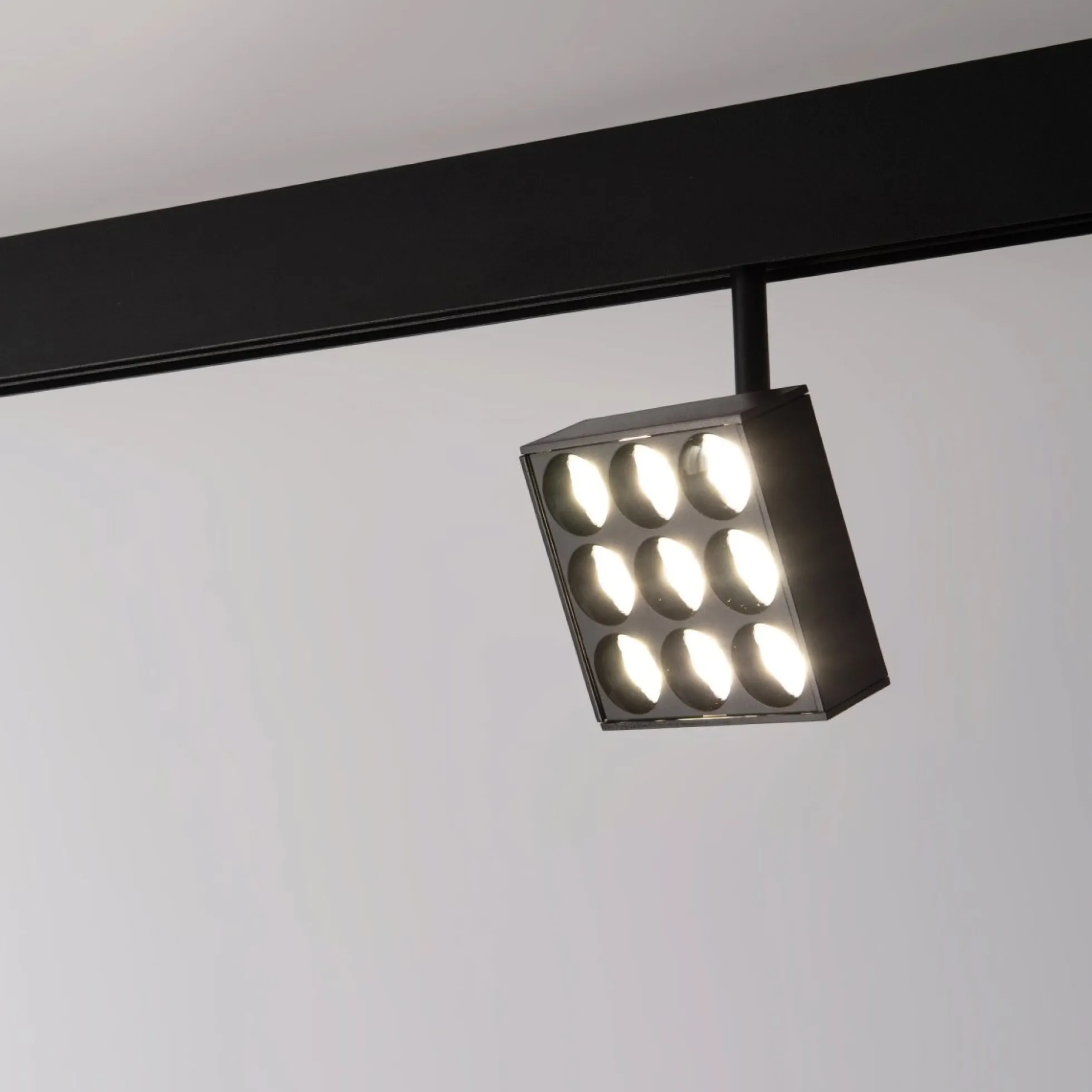 Luminaria cuadrada LED para carril magnético 48V - 9W - CRI90 - UGR18 - OSRAM