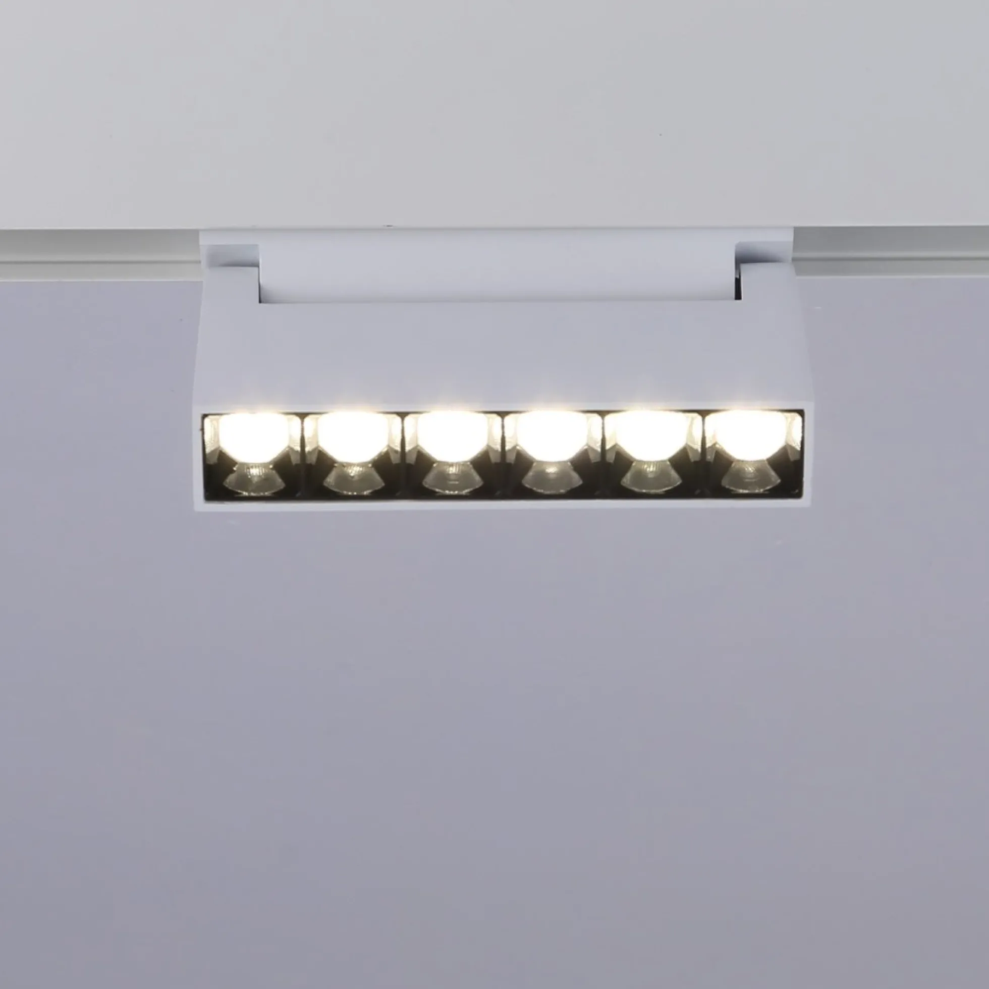 Luminaria lineal LED orientable para carril magnético 48V - 6W - UGR16