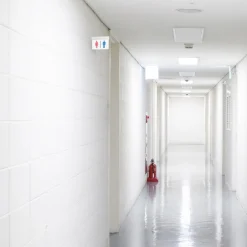 Luz de emergencia permanente con pictograma "Baños"