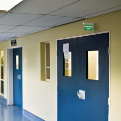Luz de emergencia permanente con cartel