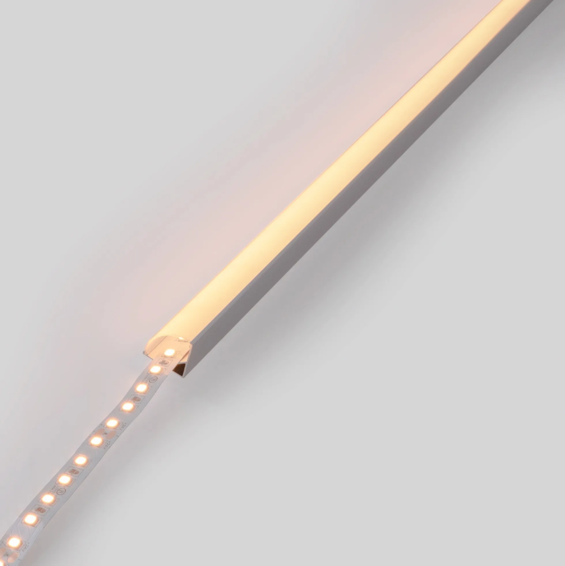 Perfil tira LED de superficie para esquinas - Con difusor - Kit completo - 15,8x15,8mm - Tira LED ≤10 mm - 1 metro