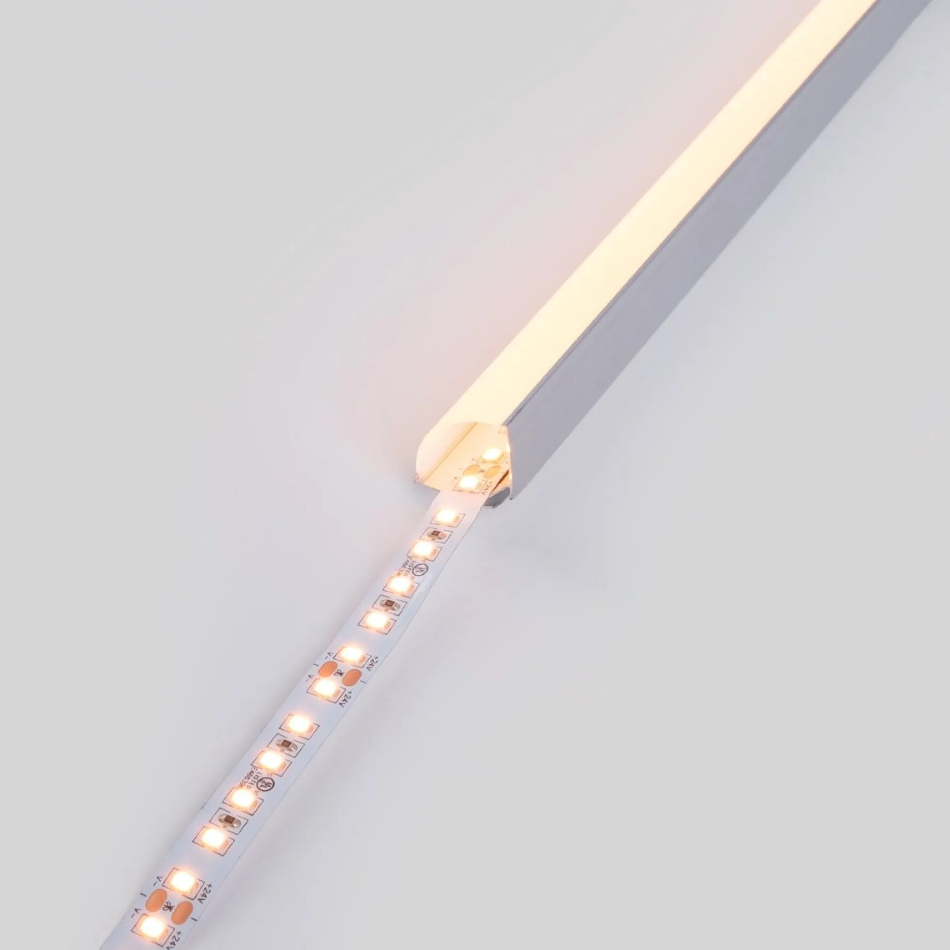 Perfil tira LED de superficie para esquinas - Con difusor - Kit completo - 20x20mm - Tira LED ≤10 mm - 1 metro